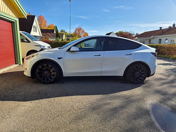 Tesla Model Y 3 of 4