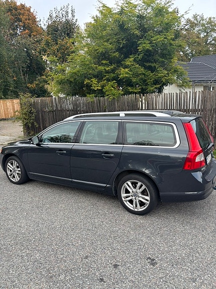Volvo V70 2 of 8