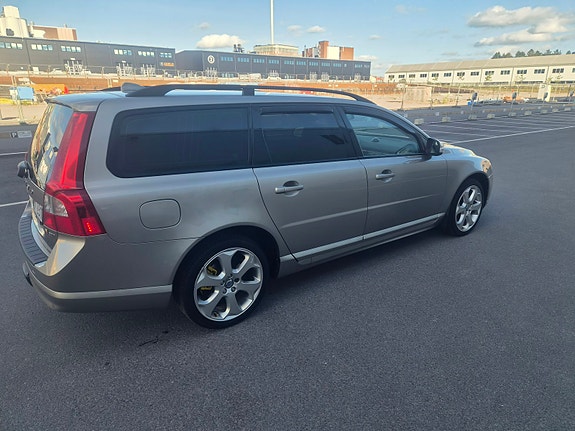 Volvo V70 2 of 6