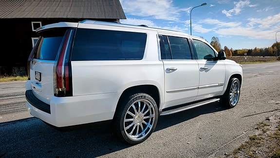 Cadillac Escalade 3 of 5