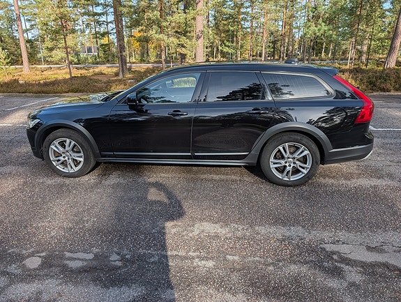 Volvo V90 Cross Country 2 of 10