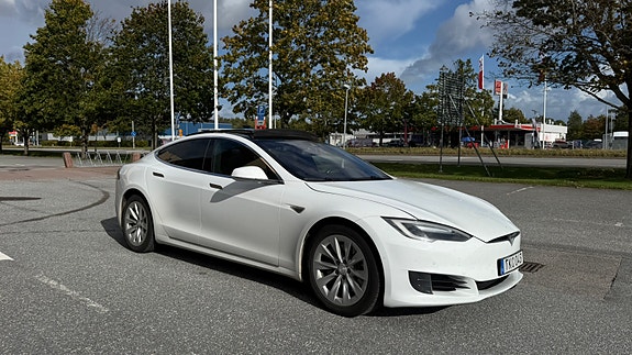 Tesla Model S 2 of 6