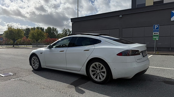 Tesla Model S 3 of 6