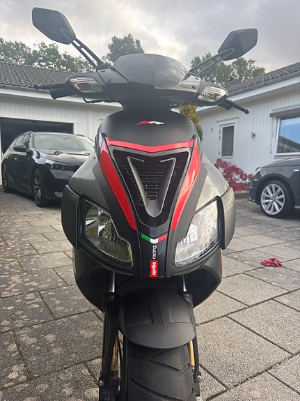 Aprilia SR50 2 of 9