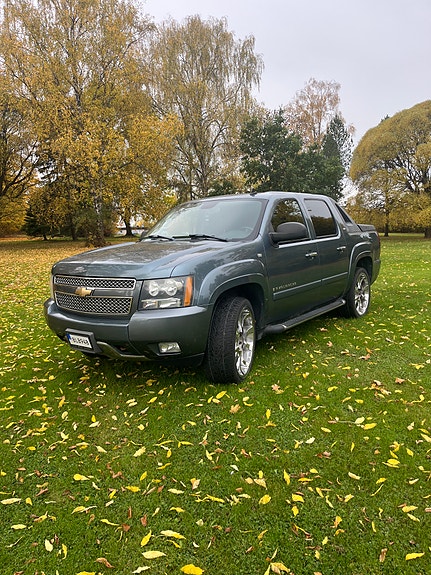 Chevrolet Avalanche 2 of 9
