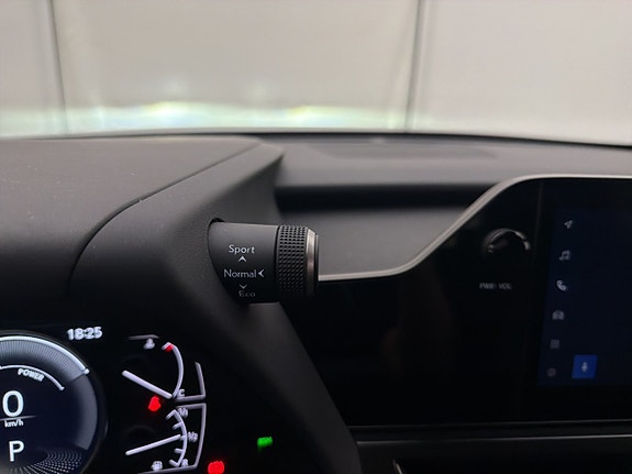 Lexus UX250h 14 of 30