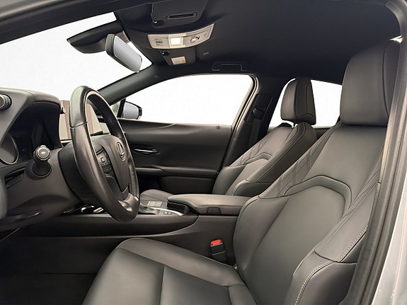 Lexus UX250h 10 of 30