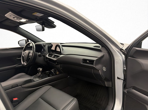 Lexus UX250h 22 of 30