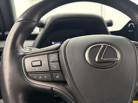 Lexus UX250h 11 of 30