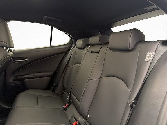 Lexus UX250h 24 of 30