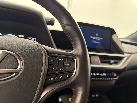 Lexus UX250h 13 of 30