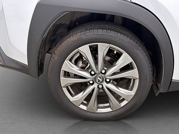 Lexus UX250h 29 of 30