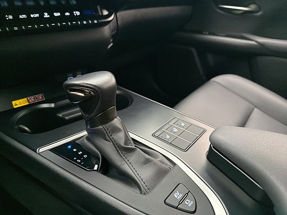 Lexus UX250h 19 of 30