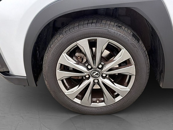 Lexus UX250h 27 of 30