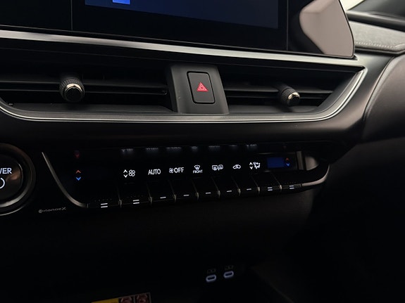 Lexus UX250h 18 of 30