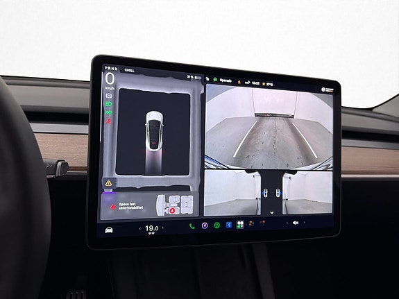 Tesla Model Y 16 of 30
