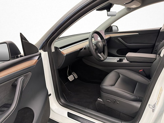 Tesla Model Y 10 of 30