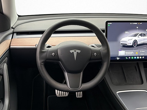 Tesla Model Y 12 of 30