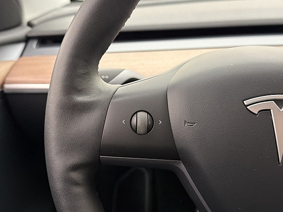 Tesla Model Y 13 of 30