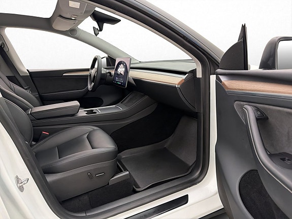 Tesla Model Y 27 of 30