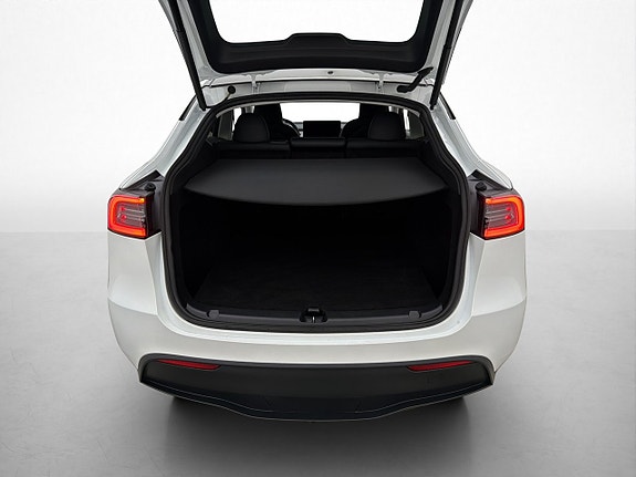 Tesla Model Y 29 of 30