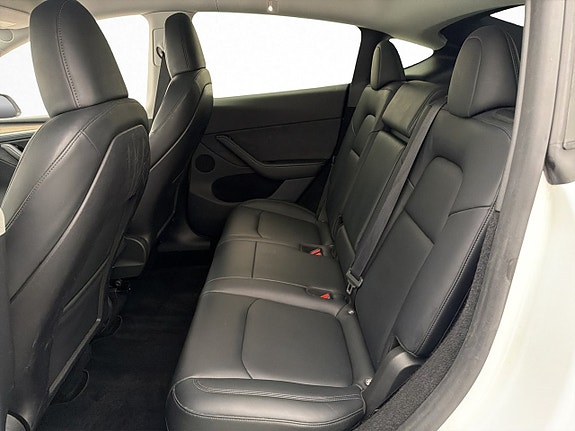 Tesla Model Y 28 of 30