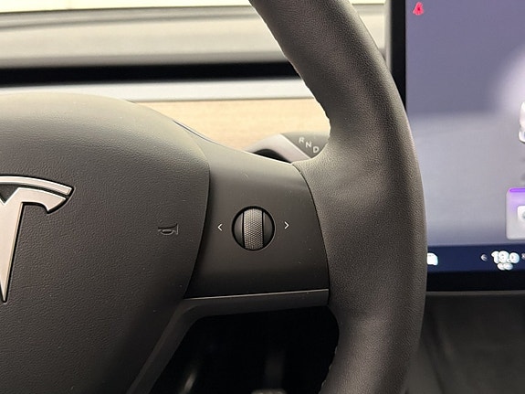Tesla Model Y 14 of 30