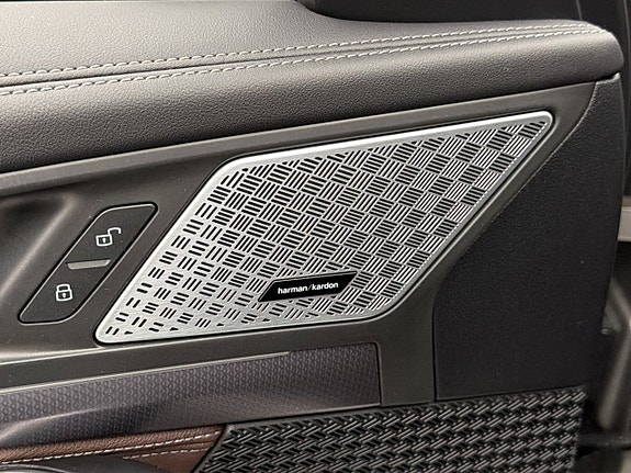 BMW iX1 13 of 30