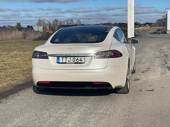 Tesla Model S 4 of 8