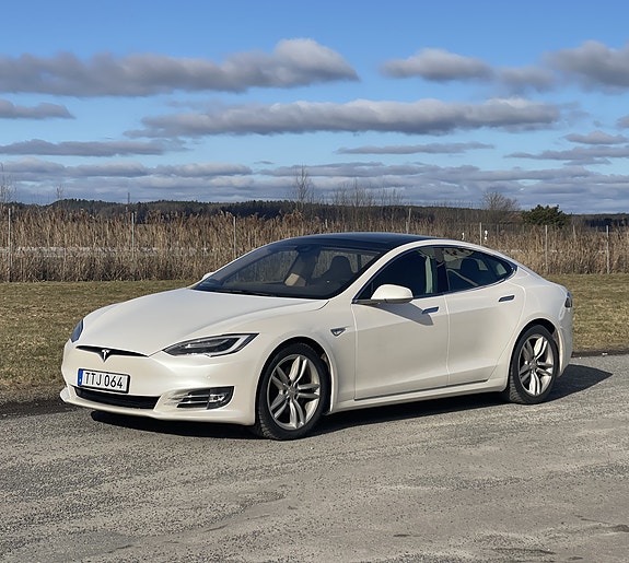 Tesla Model S 2 of 8