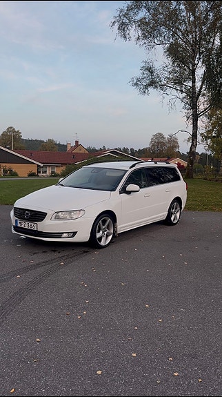 Volvo V70 2 of 7