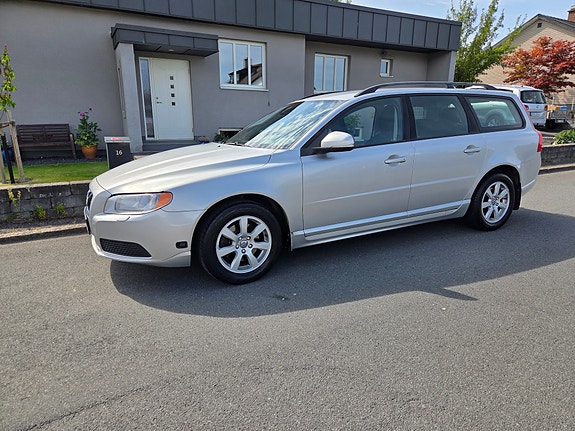 Volvo V70 2 of 17