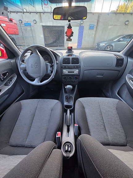 Hyundai Accent 3 of 5