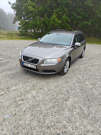 Volvo V70 2 of 10