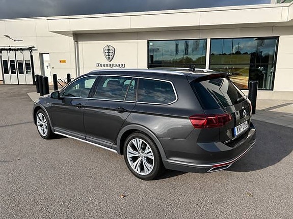 Volkswagen Passat Alltrack 2 of 5
