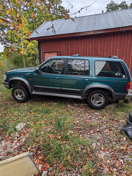Ford Explorer 3 of 3