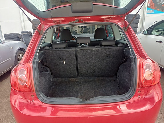 Toyota Auris 2 of 8