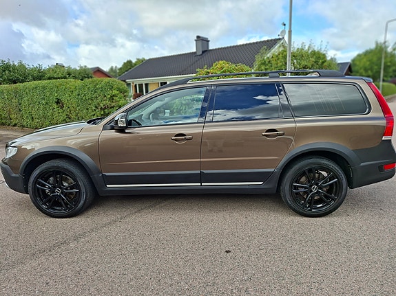 Volvo XC70 2 of 25