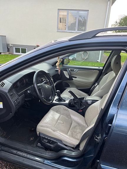Volvo V70 3 of 4