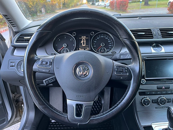 Volkswagen Passat 12 of 15