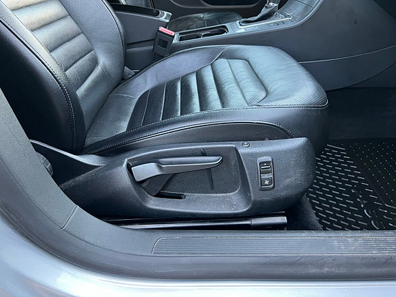 Volkswagen Passat 10 of 15
