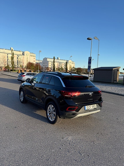 Volkswagen T-Roc 3 of 6