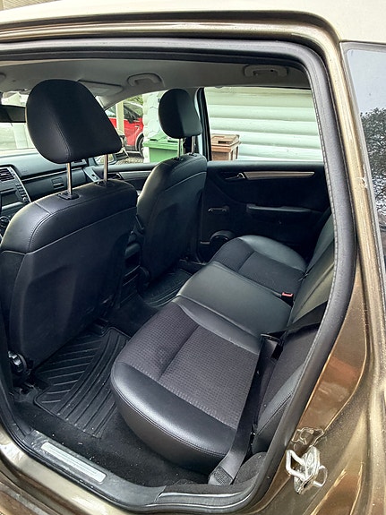 Mercedes-Benz B180 5 of 6
