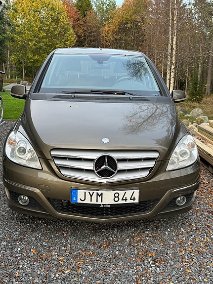 Mercedes-Benz B180 3 of 6