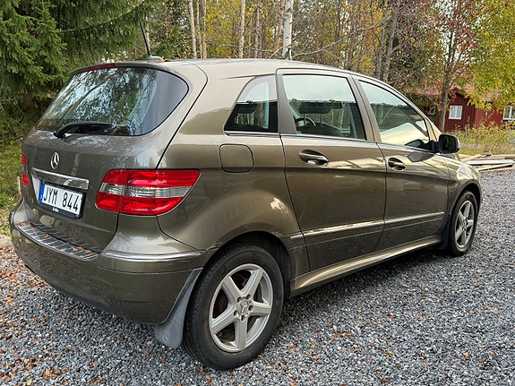 Mercedes-Benz B180 2 of 6