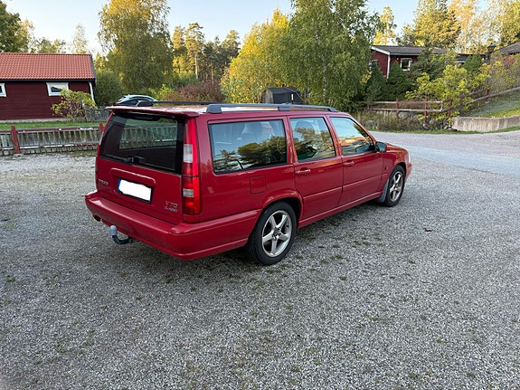 Volvo V70 2 of 4