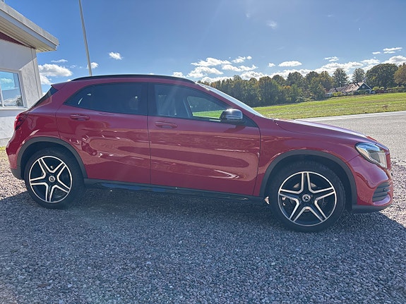 Mercedes-Benz GLA200 2 of 13