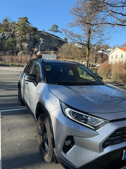 Toyota RAV4 2 of 9