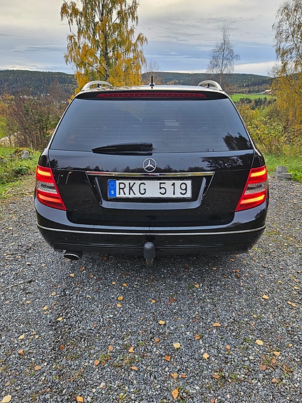 Mercedes-Benz C220 4 of 8