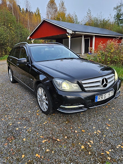 Mercedes-Benz C220 2 of 8